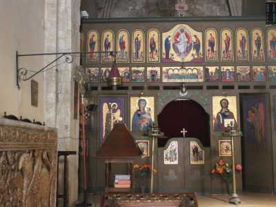 ...e a dominare la parete di fondo dell�unica navata � l�imponente iconostasi lignea del XX secolo...